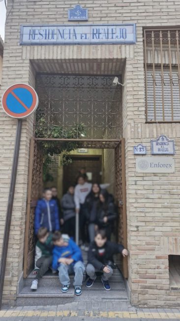 Gli-studenti-del-Convitto-alla-Scuola-Enforex-di-Granada-nel-quartiere-del-Realejo-1-366x650