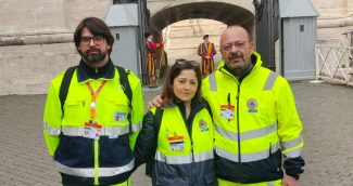 I-tre-rappresentanti-della-Protezione-Civile-di-Treia-al-Giubileo-e1741685355843-325x172