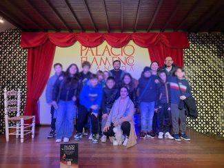 Studenti-del-Convitto-con-i-docenti-Marconi-e-Gentili-sul-palco-del-Palacio-Flamenco-1-325x244