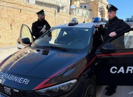 «Dobbiamo confrontare il suo oro  con quello di un furto»  e consegna gioielli per 10mila euro