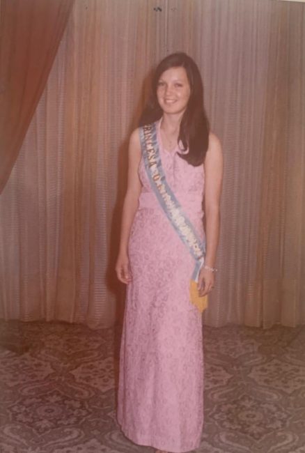 miss-di-circa-35-anni-fa-parente-cercasi-438x650