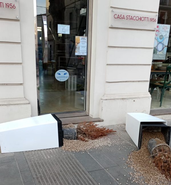 vasi-ribaltati-casa-stacchiotti-e1741956109762-600x650