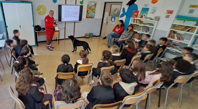 La-curiosita-dei-bambini-della-primaria-durante-la-dimostrazione-di-Indro-e-del-suo-operatore-Antonini