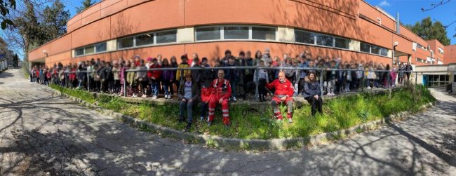 La-scuola-primaria-del-Convitto-Leopardi-con-Serafino-Benigni-Andrea-Antonini-e-Indro-al-termine-degli-incontri
