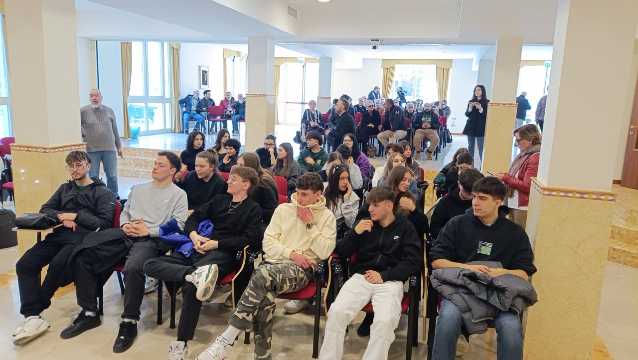 Studenti-presenti-dimensioni-grandi