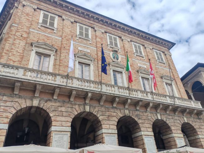 Bandiera-Cri-balcone-Comune