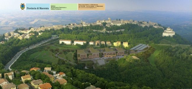 Foto-inserimento-del-progetto-renderizzato-visto-da-drone-in-alto-il-centro-storico-Comune-di-Cingoli