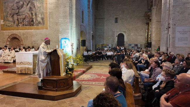 Il-vescovo-durante-lomelia-2-650x366
