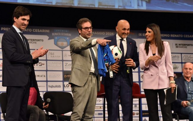 Luciano-Spalletti-Premiato-Teatro-Jesi.JPG_page-0001-650x408