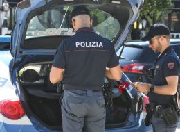 Tenta di rientrare a casa della madre,  ma ha il divieto di avvicinamento  e aggredisce i carabinieri: arrestata
