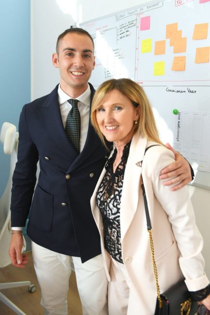 inaugurazione-filiale-host-hero-corso-garibaldi-civitanova-FDM-2-433x650