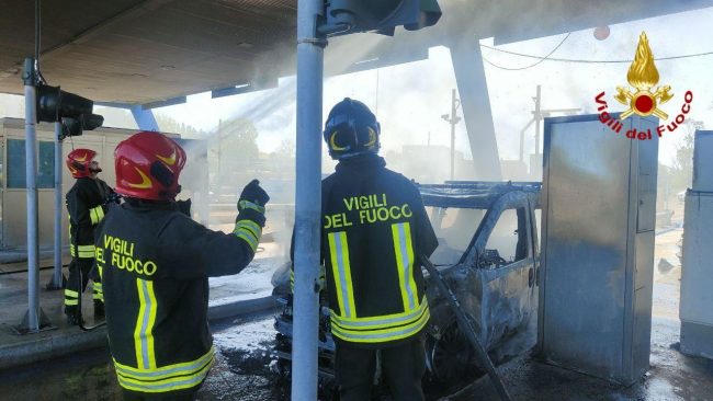 incendio-auto-casello-1-650x366