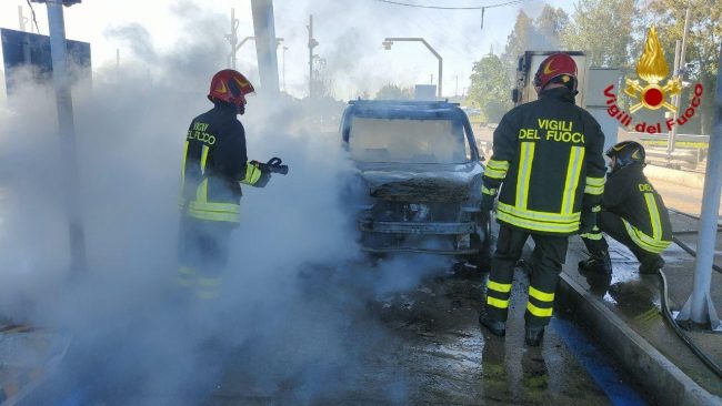 incendio-auto-casello-2-650x366