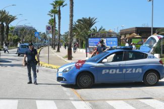 volante-polizia-controlli-lungomare-sud-archivio-arkiv-civitanova-FDM-1-325x217