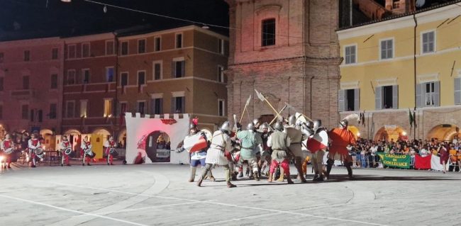 Armigeri-del-Grifone-della-Scala-in-Attacco-al-passato