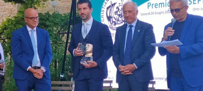 Federico-Maccari-al-centro-con-il-Premio-fra-Alessandro-Guzzini-e-Filippo-Saltamartini