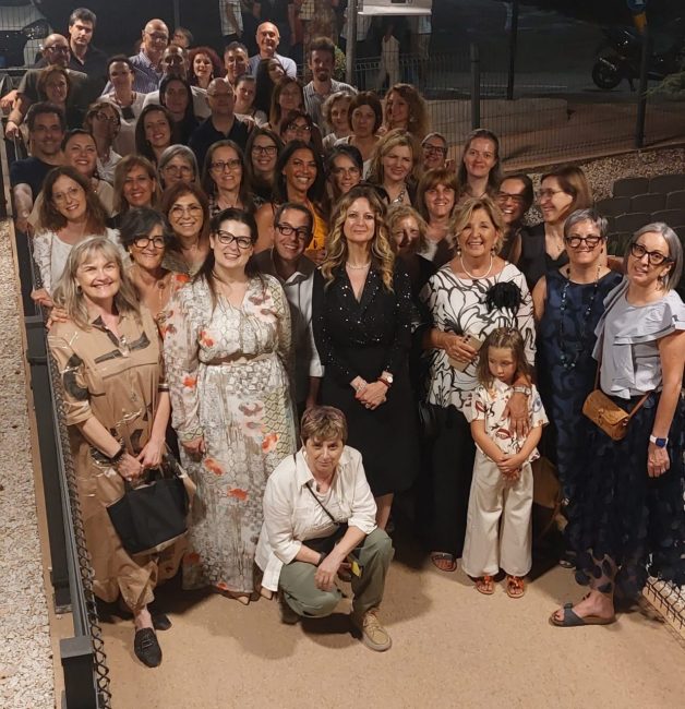 La-grande-famiglia-del-Convitto-Leopardi-con-la-storica-collaboratrice-Maria-Carpineti-e-il-Dirigente-Scolastico-Roberta-Ciampechini