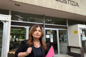 Maltrattamenti a compagna e figlia,  assolto un 50enne:  «Grande sofferenza, una vita sospesa»