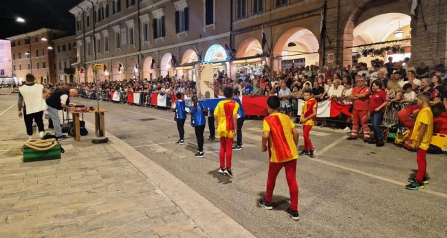 Torre-piccoli-Cesolo-con-atleti-Settempeda-pronti-al-cambio
