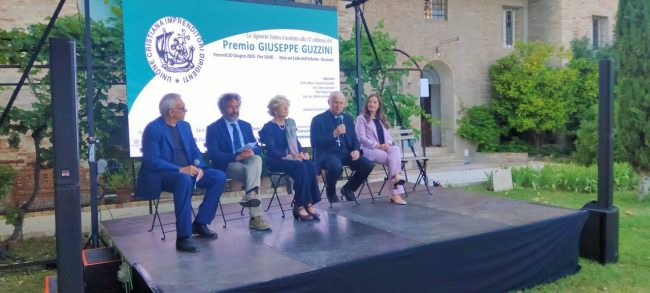 Un-momento-della-tavola-rotonda-con-Mons.-Giuliodori