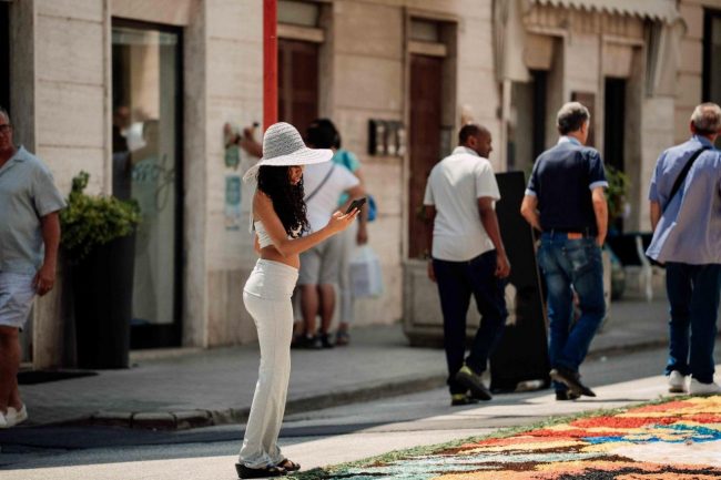 castelraimondo-infiorata-fiori-1-650x433
