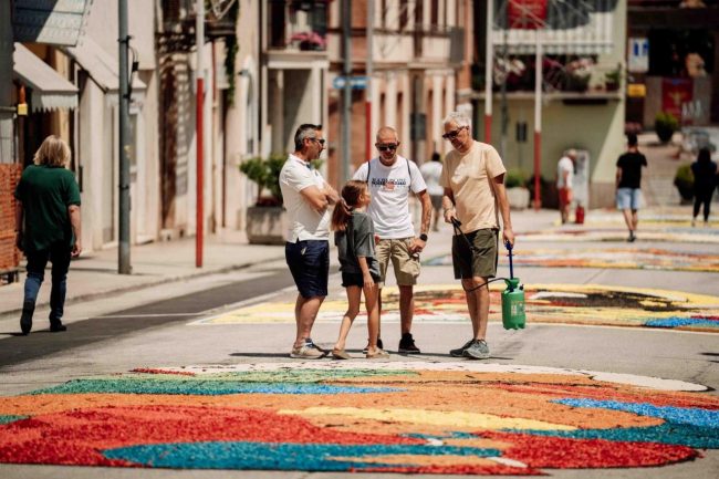 castelraimondo-infiorata-fiori-3-650x433