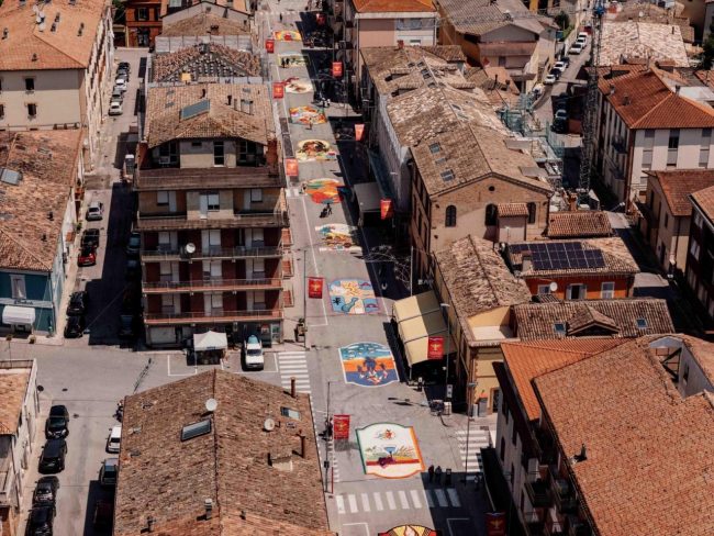 castelraimondo-infiorata-fiori-5-650x488