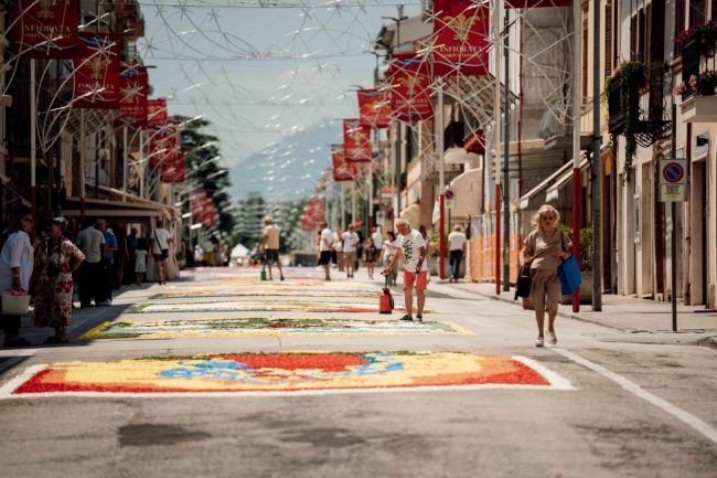 castelraimondo-infiorata-fiori-9-650x433
