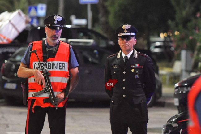 controlli-carabinieri-notte-chiantese-lungomare-sud-civitanova-FDM-3-650x433