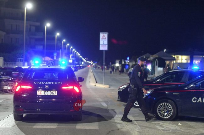 controlli-carabinieri-notte-lungomare-nord-civitanova-FDM-2-650x433