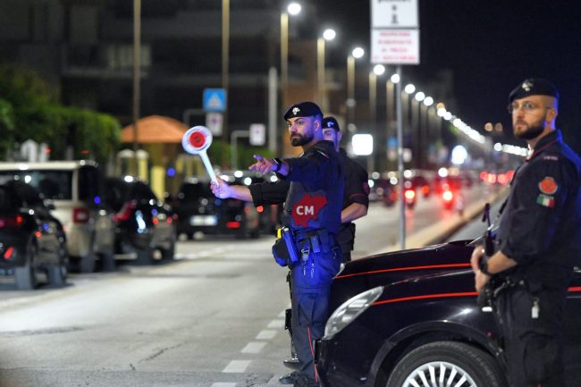 controlli-carabinieri-notte-lungomare-nord-civitanova-FDM-6-650x433