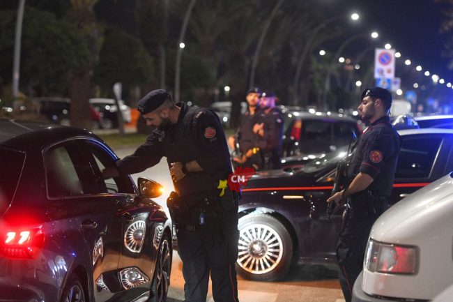 controlli-carabinieri-notte-lungomare-sud-civitanova-FDM-9-650x433