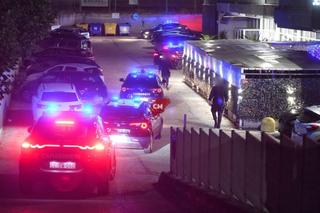 controlli-carabinieri-notte-night-club-top-via-martiri-di-belfiore-civitanova-FDM-23-650x433