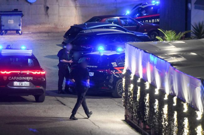 controlli-carabinieri-notte-night-club-top-via-martiri-di-belfiore-civitanova-FDM-24-650x433