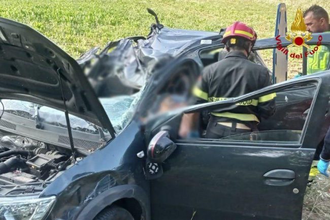 incidente-auto-trattore-1-650x434