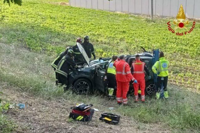 incidente-auto-trattore-2-650x433