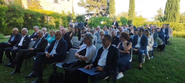 la-platea-del-Premio-Guzzini-sul-Colle-dellInfinito