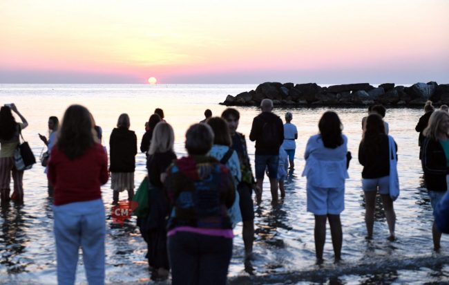 messa-di-san-giovanni-allalba-spiaggialungomare-nord-civitanova-FDM-11-650x412