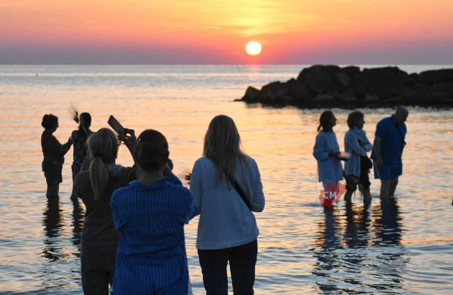 messa-di-san-giovanni-allalba-spiaggialungomare-nord-civitanova-FDM-13-650x423