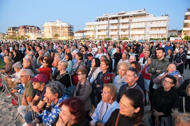 messa-di-san-giovanni-allalba-spiaggialungomare-nord-civitanova-FDM-4-650x433