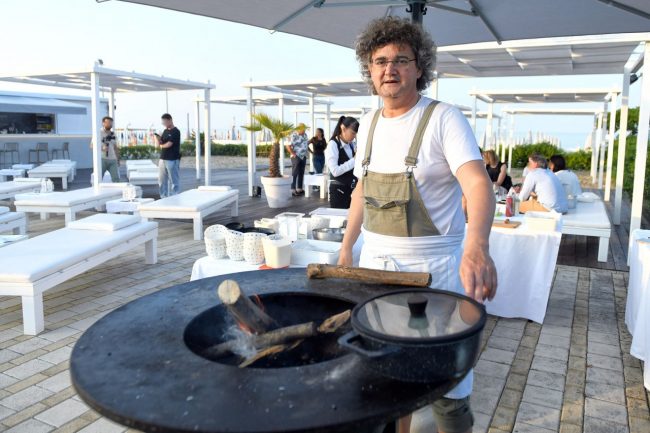 otto-seaside-massimo-garofoli-chalet-lungomare-sud-civitanova-FDM-7-650x433