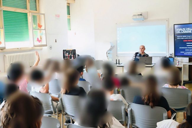 polizia-a-scuola-1-650x434