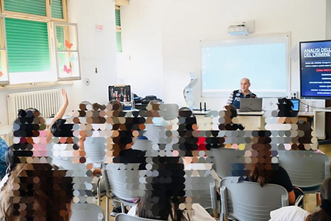 polizia-a-scuola-3-650x434