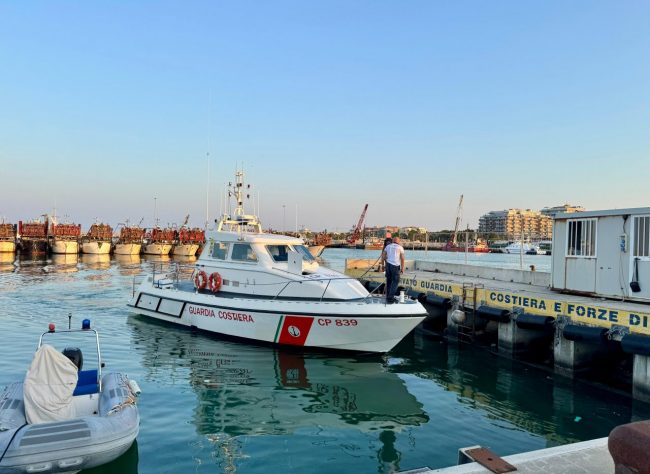 soccorso-in-mare-motovedetta-capitaneria-ambulanze-porto-civitanova-1-650x474