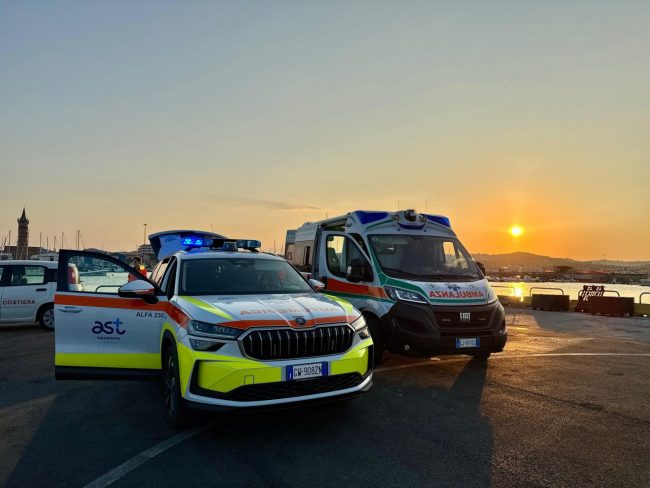 soccorso-in-mare-motovedetta-capitaneria-ambulanze-porto-civitanova-2-650x488