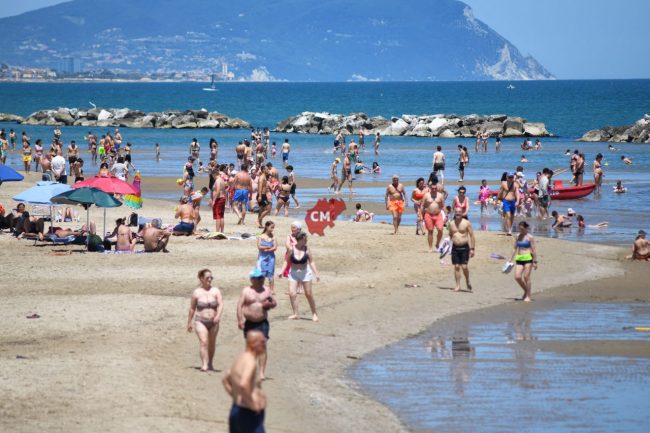 spiaggia-affollata-mare-estate-1-giugno-2025-lungomare-centro-civitanova-FDM-1-650x433