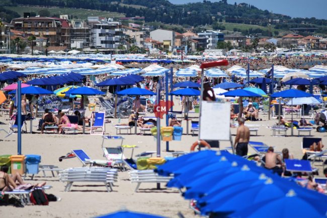 spiaggia-affollata-mare-estate-1-giugno-2025-lungomare-centro-civitanova-FDM-2-650x433
