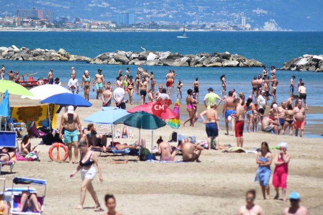 spiaggia-affollata-mare-estate-1-giugno-2025-lungomare-centro-civitanova-FDM-3-650x433