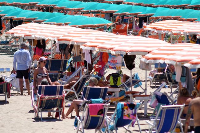 spiaggia-affollata-mare-estate-1-giugno-2025-lungomare-centro-civitanova-FDM-5-650x433