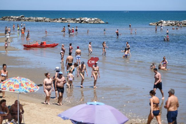 spiaggia-affollata-mare-estate-1-giugno-2025-lungomare-centro-civitanova-FDM-9-650x433